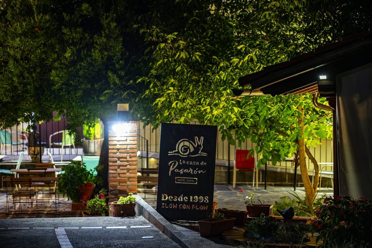 Cartel nocturno de La Casa de Pasarón, hotel rural desde 1998, slow con flow