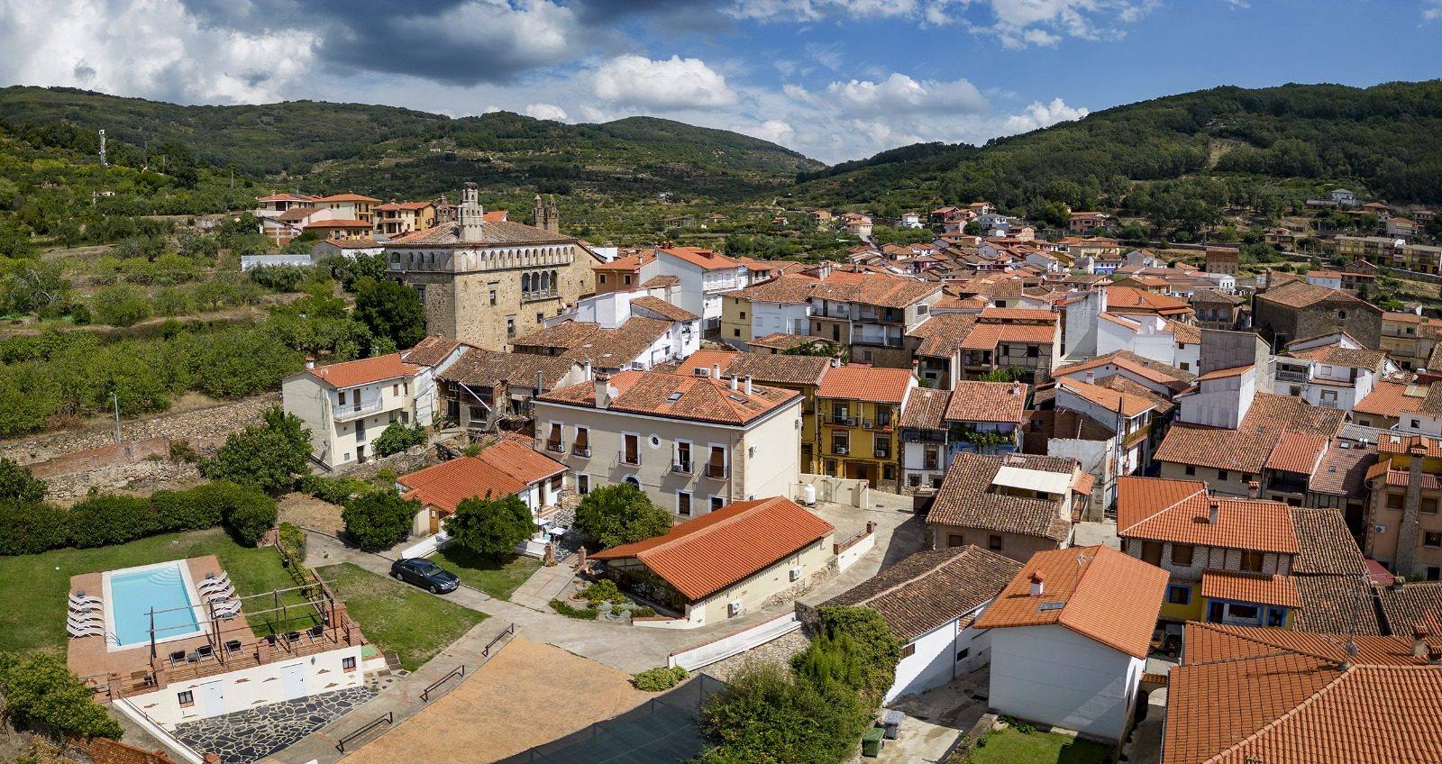 Vista aérea de Pasarón de la Vera con La Casa de Pasarón y su piscina