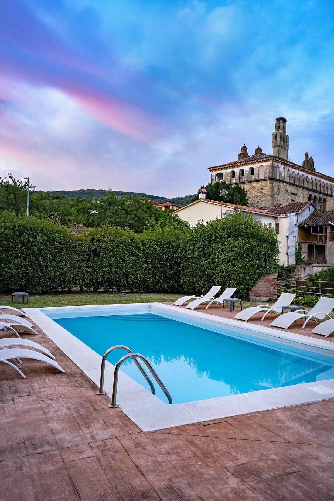 Piscina de agua salada de La Casa de Pasarón al atardecer, hotel rural en Cáceres