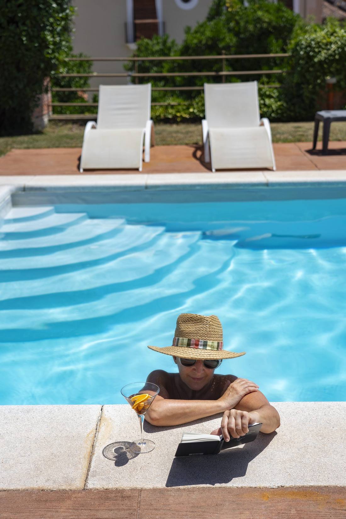 Pareja disfrutando de la piscina en una escapada romántica en Extremadura